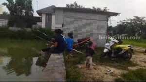 Mancing di Tambak, Cara Asyik Warga Sampang Tunggu Bedug Magrib Foto Berita Jatim