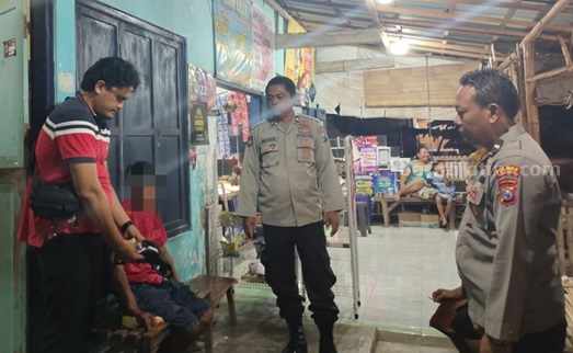 Nongkrong di Warung, Pria SitubondoTiba-tiba Ditangkap Polisi Foto Berita Jatim