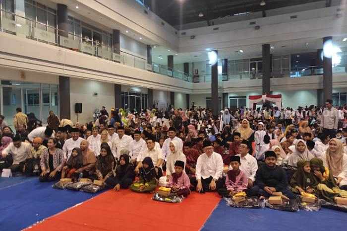 Safari Ramadhan, Pj Gubernur Jatim Santuni Seribu Anak Yatim di Kediri Foto Berita Jatim