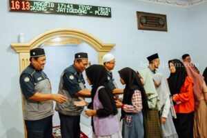 100 Anak Yatim di Jombang Tersenyum Sumringah Terima Santunan dari PT CJI Foto Berita Jatim