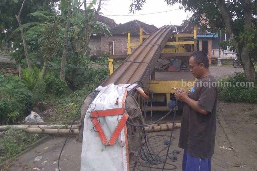 Pemdes Tebon Bojonegoro Mulai Tangani Jalan Putus dengan Bangun Jembatan Darurat Foto Berita Jatim