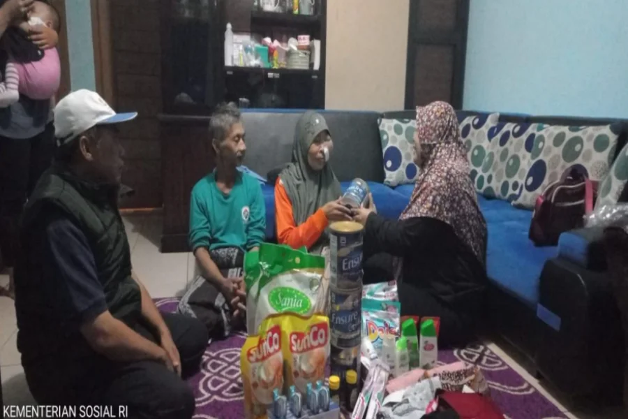 Keluarga Penyandang Tumor Ganas di Garut Terharu Terima Bantuan Kemensos Foto Berita Jatim