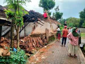 Sumenep Hujan Deras dan Angin Kencang, Rumah Warga Ambruk Foto Berita Jatim
