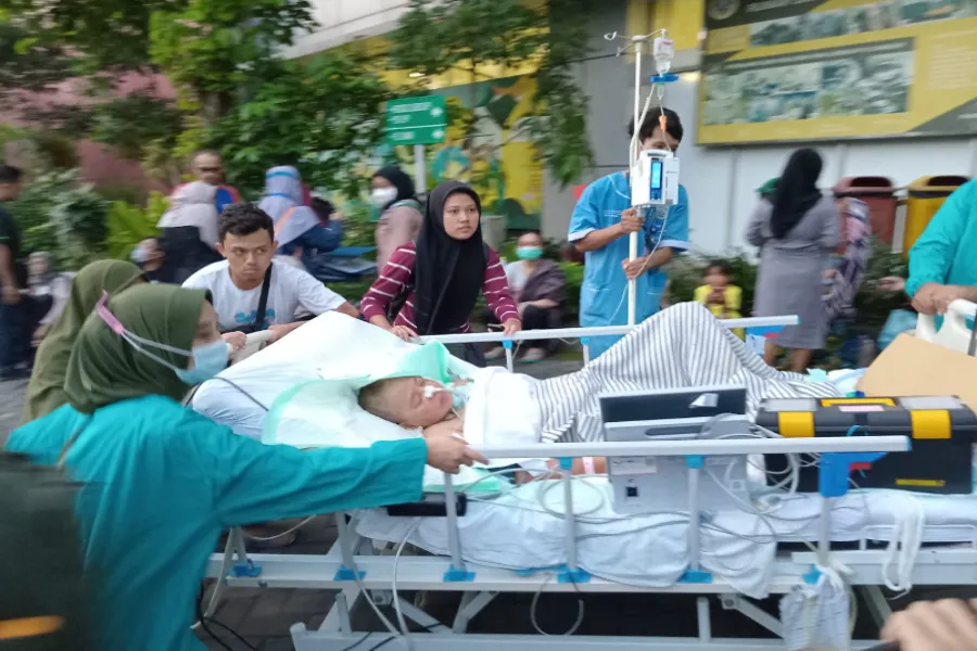 Ratusan Pasien RSKI dan RS Unair Surabaya Dievakuasi di Halaman Rumah Sakit Foto Berita Jatim