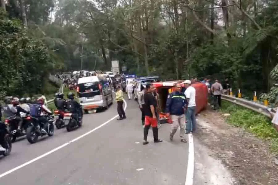 Kronologi Elf Wisatawan Tuban Terguling di Tikungan LGF Jalan Tembus Sarangan Magetan Foto Berita Jatim
