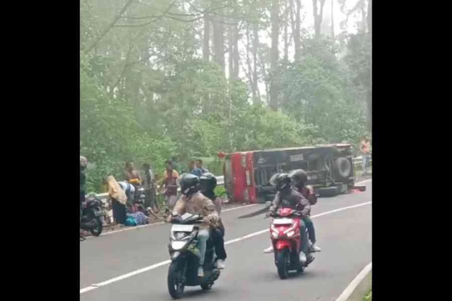 Kasus Elf Terguling di Jalan Tembus Sarangan Magetan, 1 Anak Patah Tangan Foto Berita Jatim