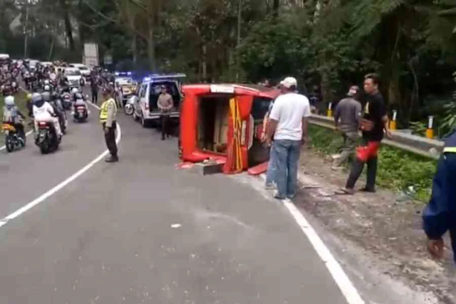 Cerita Penumpang Elf Tuban yang Celaka di Magetan: Terguling dan Terseret Foto Berita Jatim