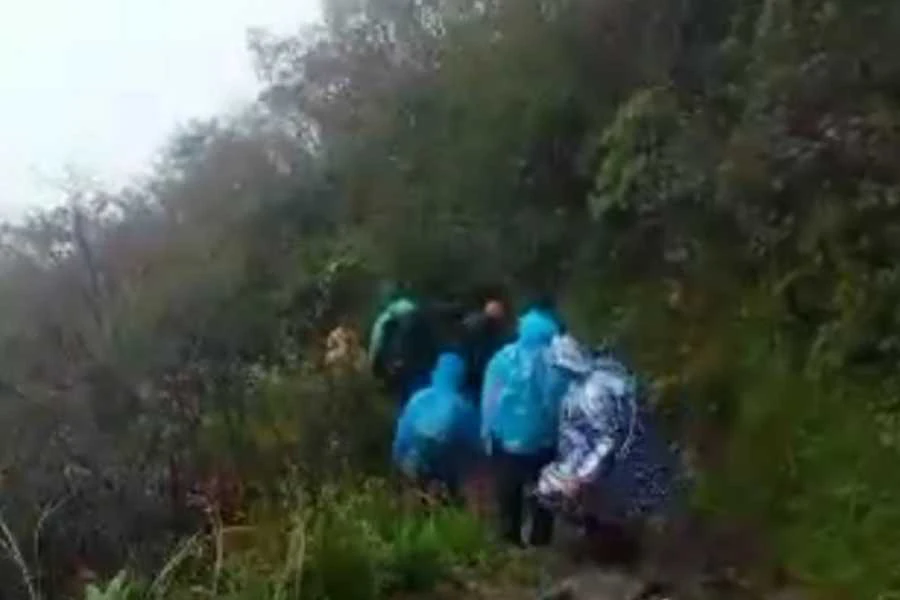 Cuaca Buruk, 40 Pendaki Gunung Lawu Dievakuasi Foto Berita Jatim