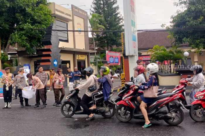 Polres Kediri Kota Bagi Takjil ke Pengguna Jalan untuk Buka Puasa Foto Berita Jatim