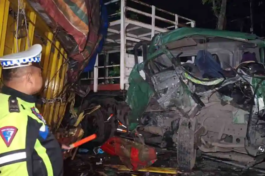 Truk Angkut Rongsokan Tabrak Konvoi Trailer di Ngawi Foto Berita Jatim