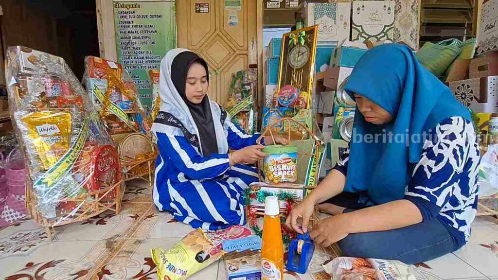 Jemput Bola, Pasutri di Mojokerto Banjir Orderan Parcel Lebaran Foto Berita Jatim