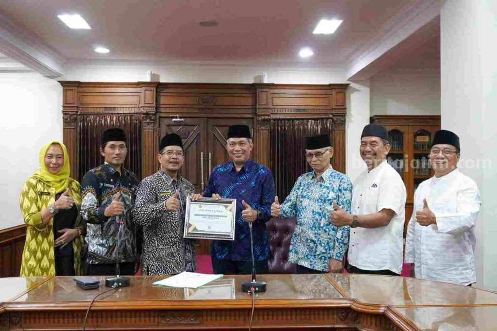 Kanwil Kemenag Jatim Serahkan Izin Operasional KBIHU Ponpes Wali Barokah Kediri Foto Berita Jatim