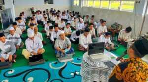 Santri AIS Jombang Mengaji Kitab Kuning dalam Dua Bahasa Foto Berita Jatim