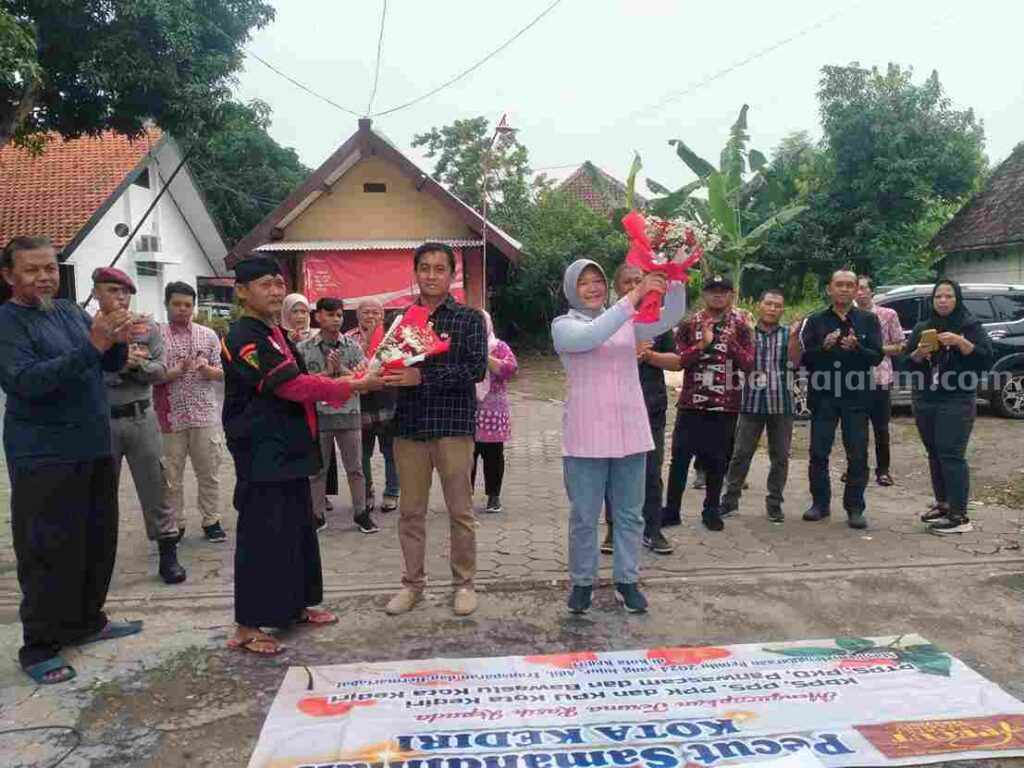 Seniman Pecut Samandiman Beri Buket Bunga ke Ketua KPU Kota Kediri Foto Berita Jatim