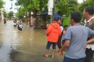 Luapan Kali Semajid Mulai Genangi Jalan Raya di Pamekasan Foto Berita Jatim
