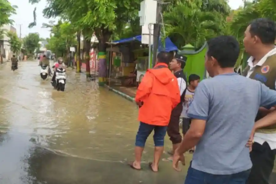 Luapan Kali Semajid Mulai Genangi Jalan Raya di Pamekasan Foto Berita Jatim