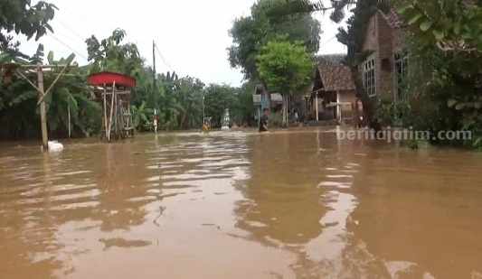 Banjir di Mojoagung Jombang Belum Surut, Warga Memilih Bertahan Foto Berita Jatim