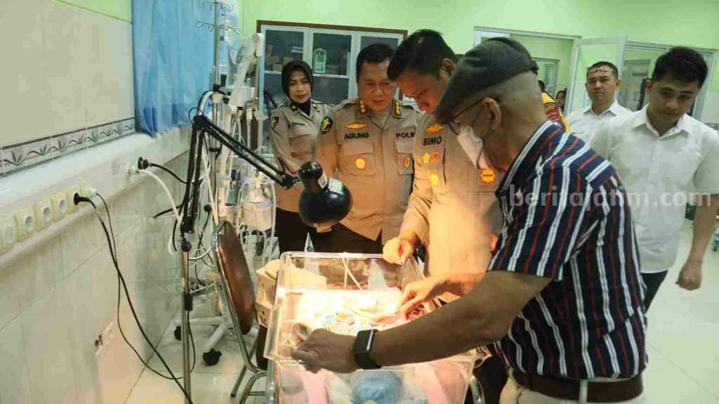Kapolres Kediri Sedih Jenguk Bayi Dibuang Ortu Foto Berita Jatim