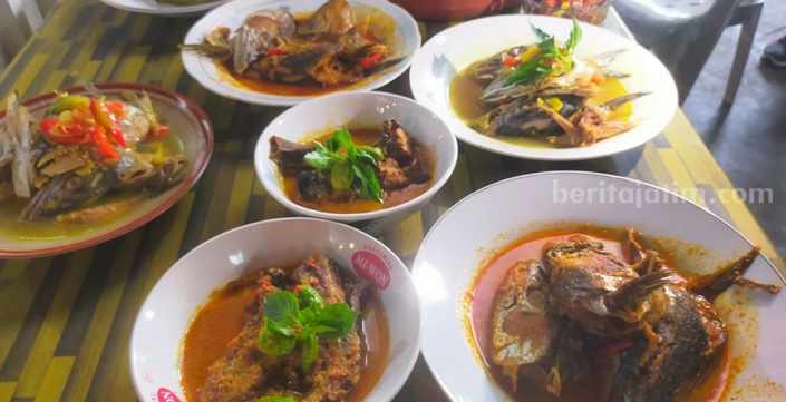 Kedai ‘Gubug Iwak Segoro’ Jombang Suguhkan Menu Buka Puasa Serba Ikan Laut Foto Berita Jatim