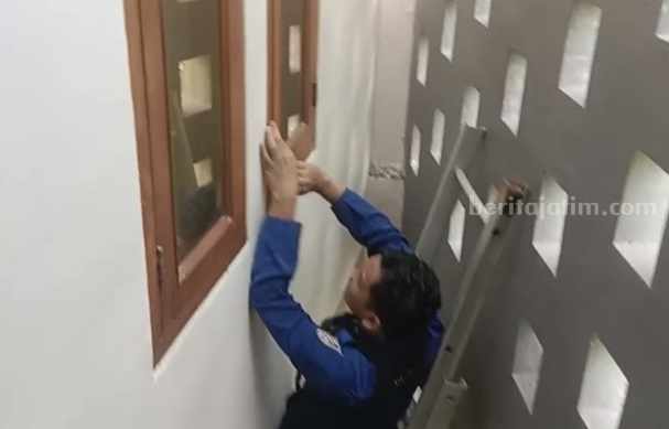 Aksi Heroik Petugas Satpol PP & Damkar Tuban Selamatkan Balita Terkunci di Kamar Lantai 2 Foto Berita Jatim