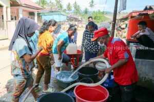 Kemensos Bantu Penuhi Kebutuhan Air Bersih dan Pangan Korban Banjir dan Longsor Pesisir Selatan Foto Berita Jatim