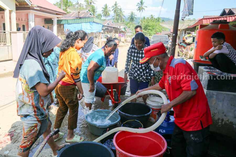 Kemensos Bantu Penuhi Kebutuhan Air Bersih dan Pangan Korban Banjir dan Longsor Pesisir Selatan Foto Berita Jatim