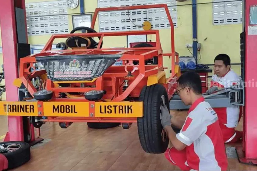 4 Siswa SMK PGRI 1 Gresik Rakit Mobil Listrik Model Jip Foto Berita Jatim