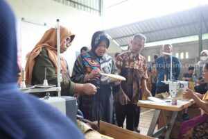 Kemensos Gelar Pelatihan Menjahit dan Pengelolaan Keuangan di Karangasem, Bali Foto Berita Jatim