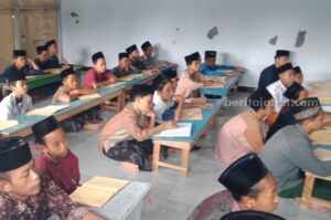 Melihat Tradisi ‘Ngaji’ Kitab Kuning saat Ramadhan di Pesantren Attahdzib Jombang Foto Berita Jatim