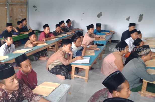 Melihat Tradisi ‘Ngaji’ Kitab Kuning saat Ramadhan di Pesantren Attahdzib Jombang Foto Berita Jatim