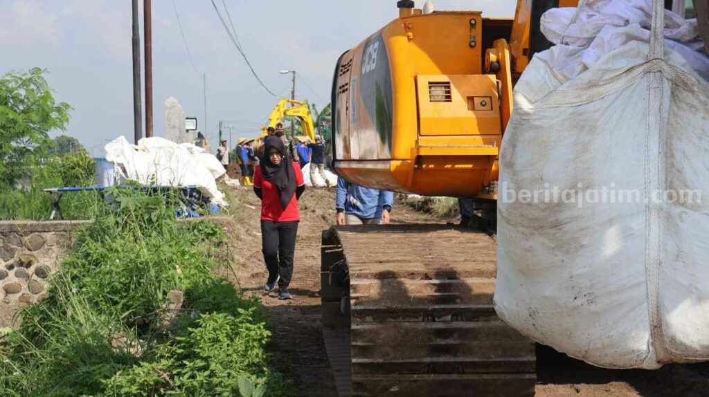 Penutupan Tanggul Jebol Kali Sadar Mojokerto Diharapkan Dapat Atasi Banjir Foto Berita Jatim