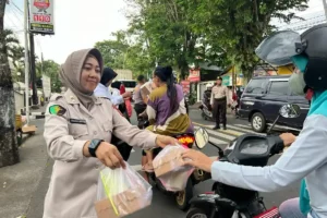 Anggota Polres Malang Bagi Ratusan Takjil ke Pengguna Jalan Foto Berita Jatim