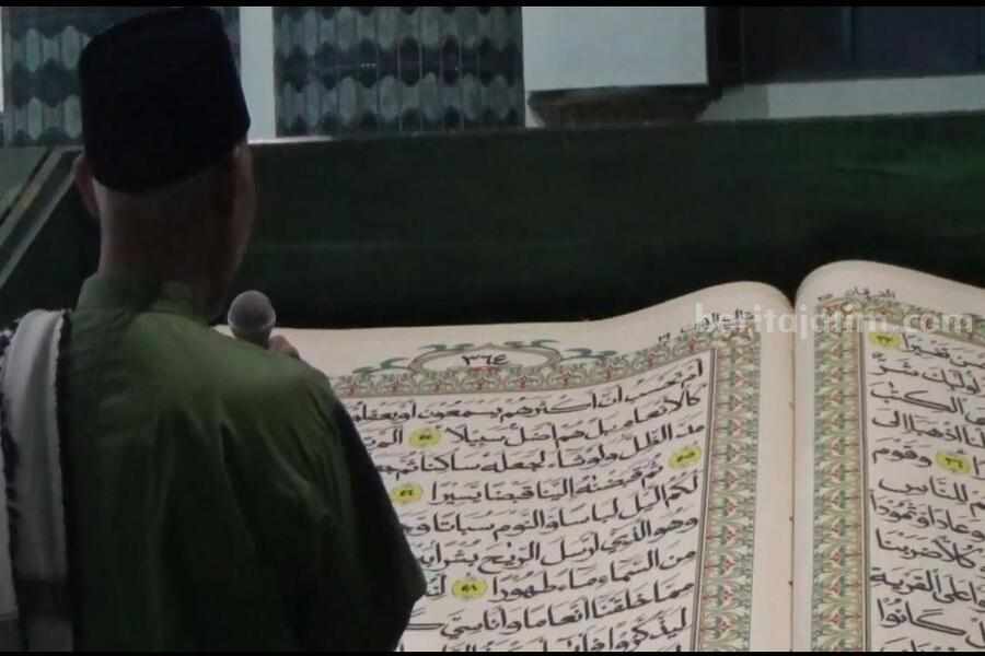 Tadarus Al-Quran Raksasa di Masjid Agung Baiturrahman Banyuwangi Foto Berita Jatim