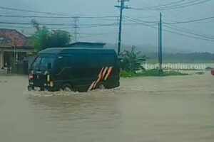 Awal Ramadhan Hujan Lebat di Sampang, Arus Lalin Terganggu Foto Berita Jatim