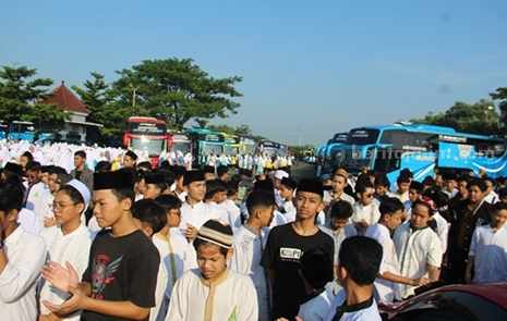Ribuan Santri Jombang Mudik Bareng ke Kampung Halaman Foto Berita Jatim