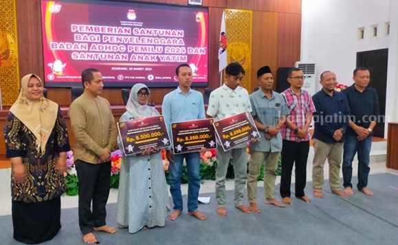 Anggota KPPS di Jombang Terima Santunan dari KPU Foto Berita Jatim