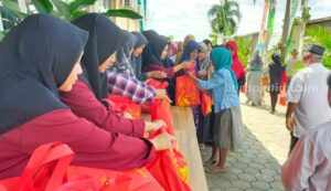 Harga Beras Mahal, Santri di Jombang Bagi Ratusan Paket Sembako untuk Warga Foto Berita Jatim