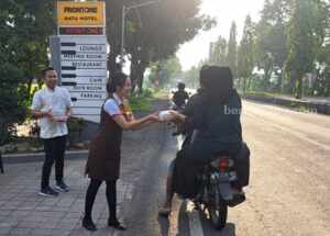 Front One Hotel Nganjuk Bagikan Takjil Ramadhan Foto Berita Jatim