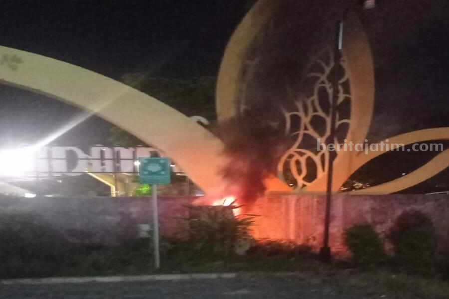 Travo Listrik Depan Gedung MPP Tuban Terbakar Foto Berita Jatim