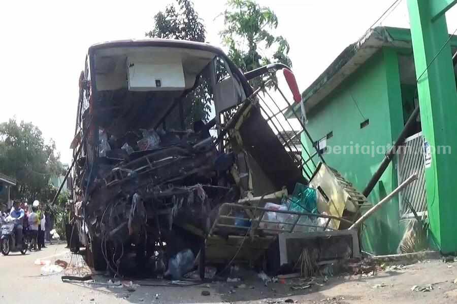 Kronologis Bus Rem Blong Tabrak Truk, Motor dan Hantam Rumah di Malang Foto Berita Jatim