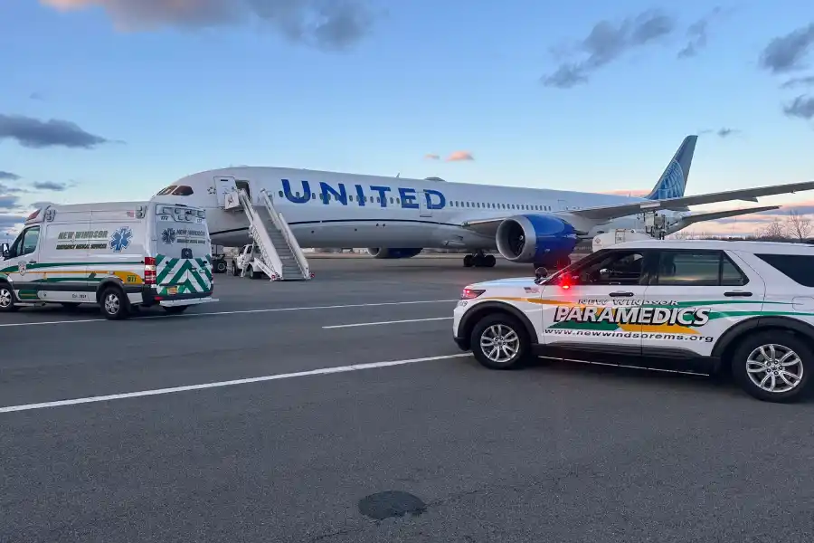 Pendaratan Darurat United Airlines di New York Akibat Turbulensi Ekstrem Foto Berita Jatim