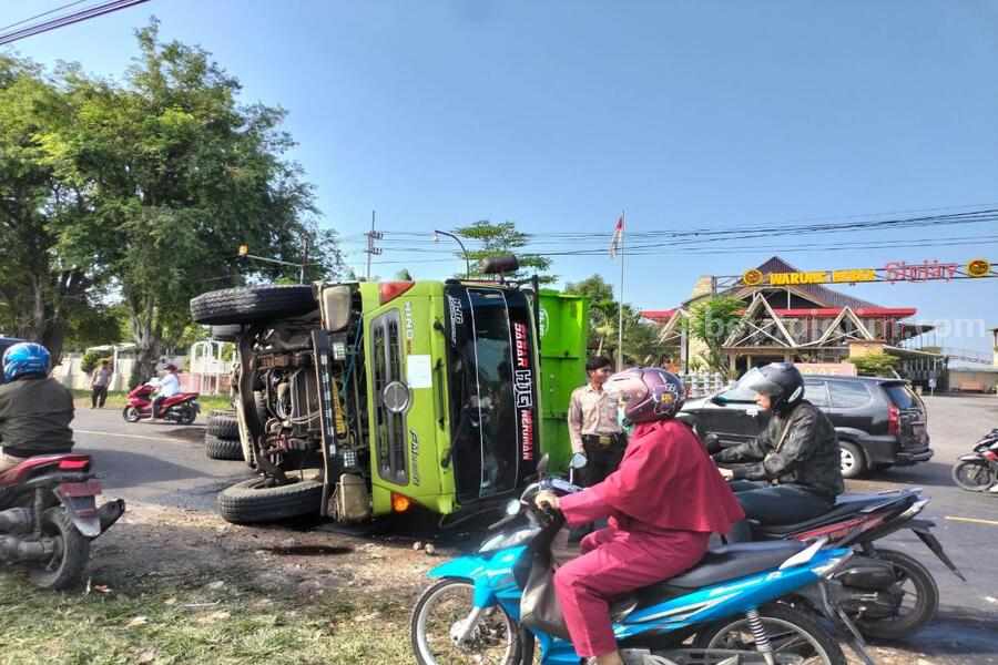 Truk Tronton Muatan Pasir Terguling di Depan Bebek Sinjay Bangkalan Foto Berita Jatim