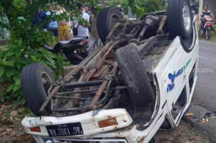Pengemudi Mabuk, Mobil Katana Tabrak 2 Sepeda Motor di Blitar Foto Berita Jatim
