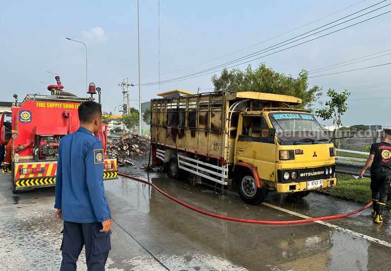Truk Terbakar di Exit Tol KLBM Gresik Foto Berita Jatim