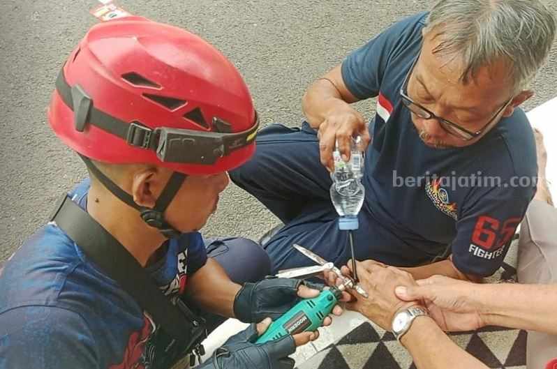 Cincin Pria Tuban Tak Bisa Lepas, Akhirnya Wadul Damkar Foto Berita Jatim