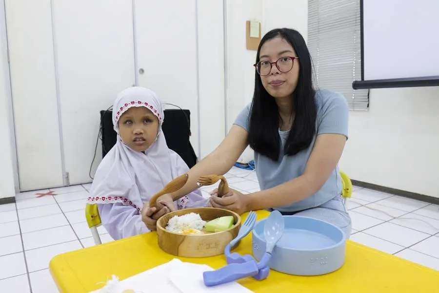 Mahasiswa Ubaya Ciptakan Set Alat Makan bagi Anak Tuna Netra Foto Berita Jatim