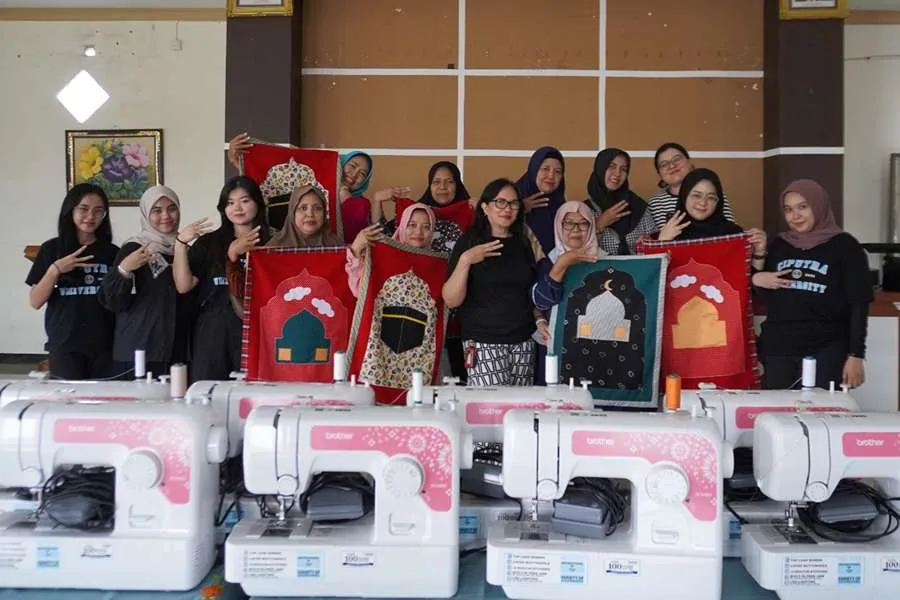 Dosen Universitas Ciputra Surabaya Latih Bikin Sajadah Anak Foto Berita Jatim
