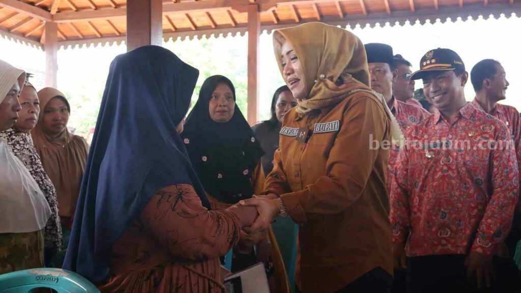 Bantuan Beras CPP Tahap Tiga Disalurkan kepada 2.067 KPM di Mojokerto Foto Berita Jatim