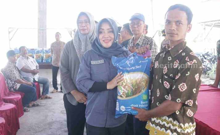 Pemkab Mojokerto Serahkan Bantuan 5.000 Kg Benih Padi untuk Poktan Korban Banjir Foto Berita Jatim