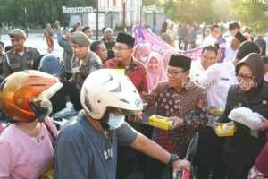 Gus Muhdlor Bersama ASN Berbagi Takjil Gratis Berkah Ramadhan Foto Berita Jatim